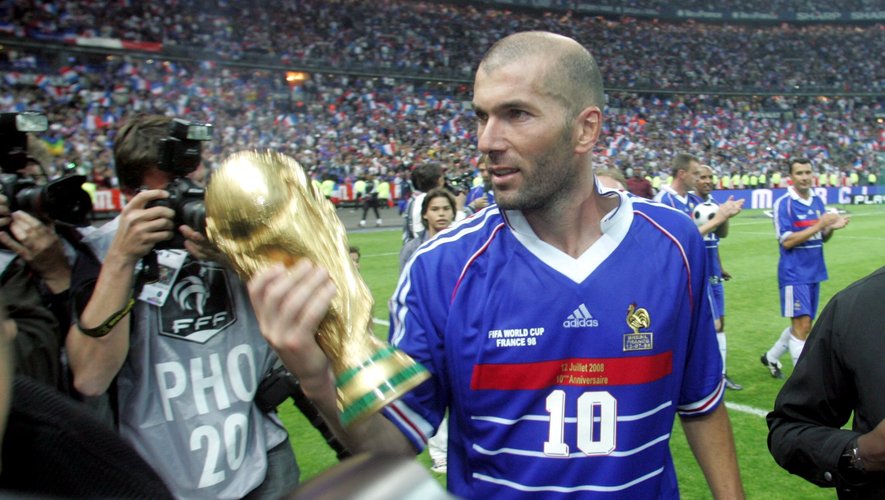 Tiền vệ Zinedine Zidane là cầu thủ Pháp nổi tiếng và xuất sắc nhất trong quá khứ