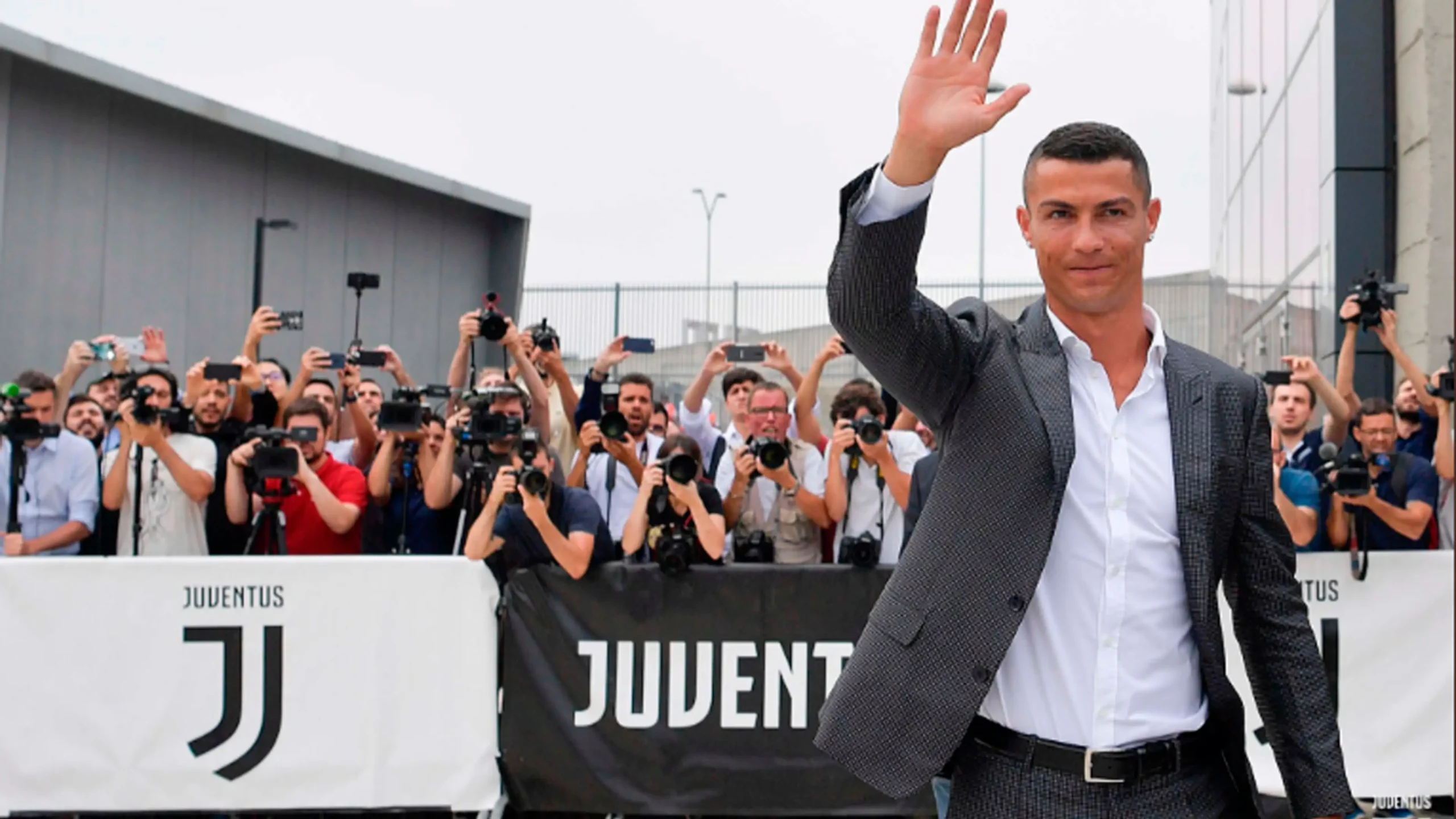 Giá chuyển nhượng Ronaldo khi chuyển đến Juventus thi đấu