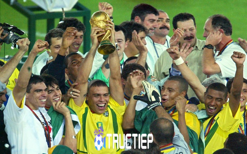 Carlos thi đấu khá thành công trong màu áo Real và đội tuyển Brazil