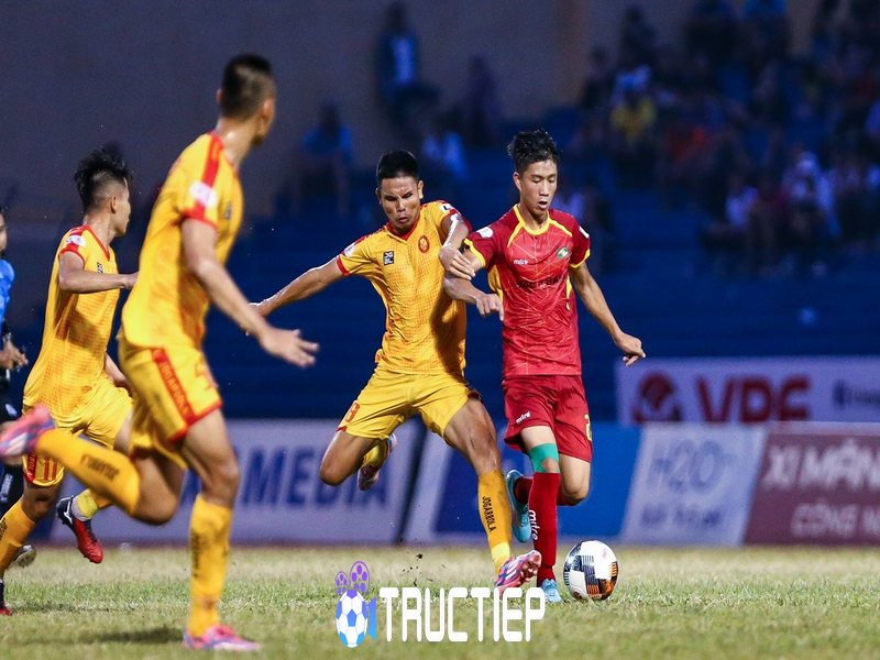 Cầu thủ Phan Văn Đức thi đấu cho các đội trẻ Nghệ An trước khi được đôn lên đội 1